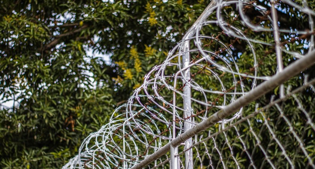 fence-5289430_1280.jpg